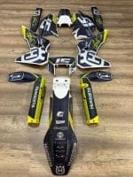 PERSONALIZAÇÃO COMPLETA HUSQVARNA (KIT DE PLÁSTICOS + KIT DE AUTOCOLANTES) ULTRA RESISTENTE COM FUNDO HOLOGRÁFICO/ESPELHADO PRIZM/PIXEL - Image 2
