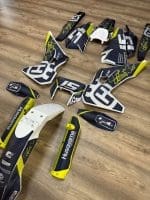 PERSONALIZAÇÃO COMPLETA HUSQVARNA (KIT DE PLÁSTICOS + KIT DE AUTOCOLANTES) ULTRA RESISTENTE COM FUNDO HOLOGRÁFICO/ESPELHADO PRIZM/PIXEL - Image 3