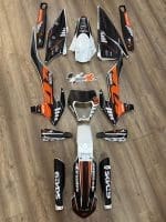 KIT DE AUTOCOLANTES KTM ULTRA RESISTENTE COM FUNDO PRIZM/PIXEL - Image 2
